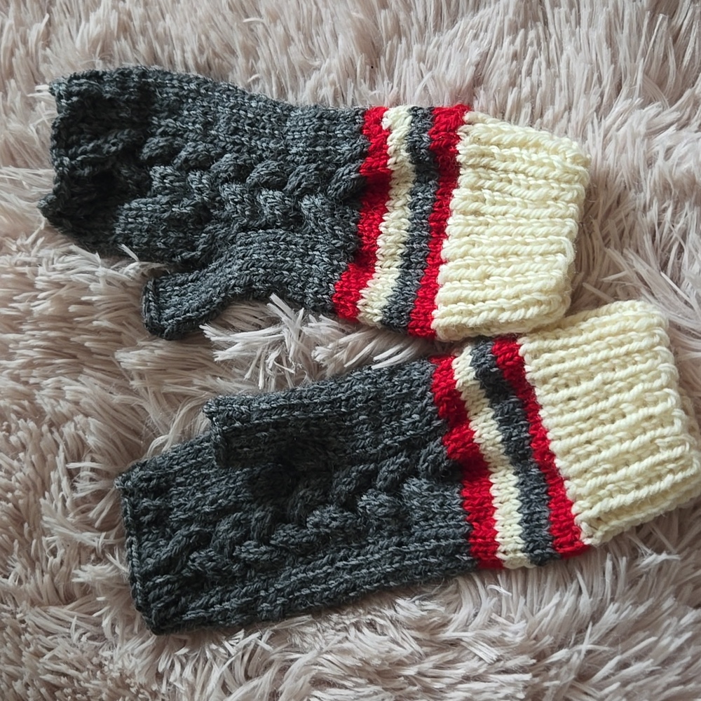 * Canadiana Red Gray Cable Handknit Fingerless Gloves Patons Classic 100% wool